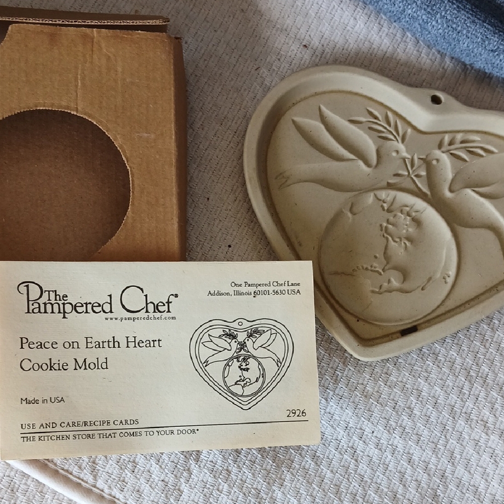 Pampered Chef Heart Cookie Mold - Cream